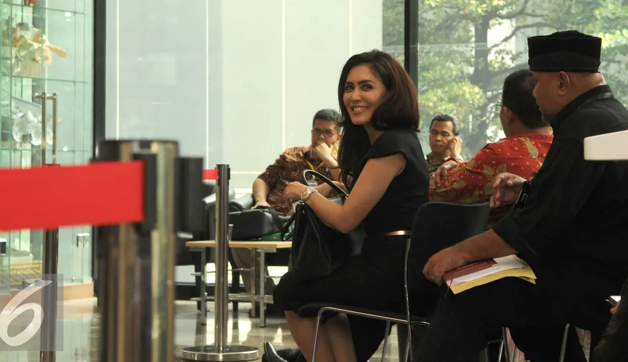 Rieke Diah Pitaloka saat di lobi Gedung KPK, KPK, Jakarta, Kamis (10/3). Rieke mengaku pihaknya datang tidak dengan tangan kosong.Mereka membawa berkas serta sejumlah alat kelengkapan untuk membantu lembaga antirasuah itu. (Liputan6.com/Helmi Afandi)