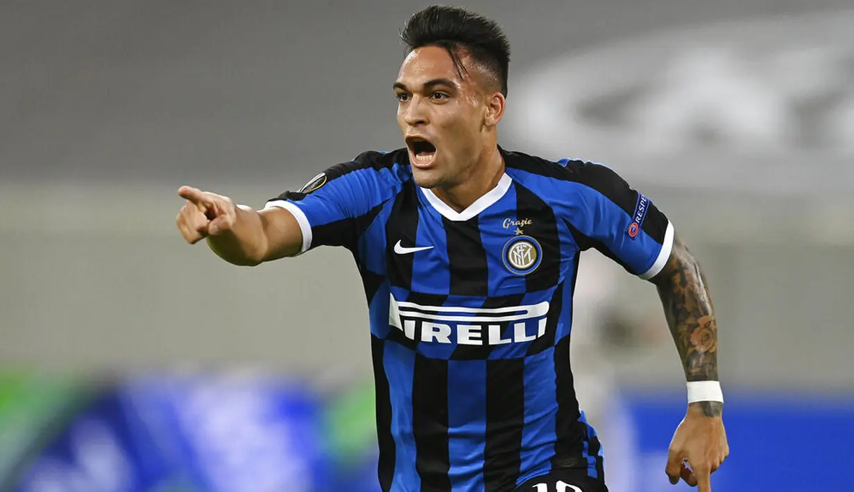 Striker Inter Milan, Lautaro Martinez, melakukan selebrasi usai mencetak gol ke gawang Shakhtar Donetsk pada laga semifinal Liga Europa di Merkur Spiel-Arena, Selasa (18/8/2020). Inter Milan menang dengan skor 5-0. (Sascha Steinbach, Pool via AP)