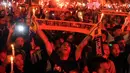 Suporter Persija membentangkan syal dan menyalakan lilin saat aksi di kawasan Stadion GBK Jakarta, Senin (16/5/2016). Aksi ini untuk mengenang wafatnya Fahreza saat akan menyaksikan laga Persija melawan Persela, (13/5). (Liputan6.com/Helmi Fithriansyah)