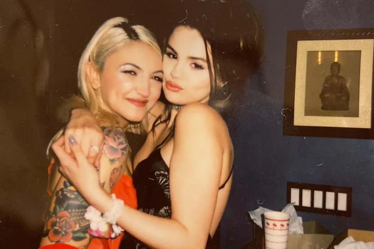 [Fimela] Selena Gomez dan Julia Michaels