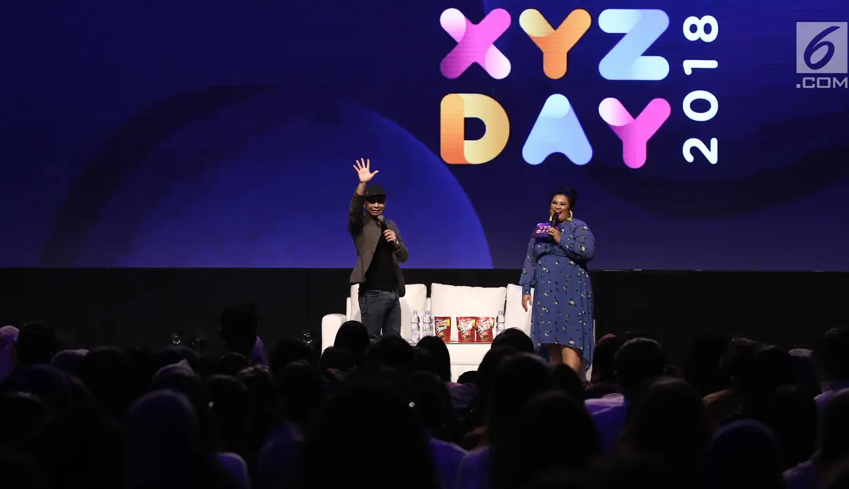 Konten Kreator Raditya Dika menjadi pembicara selama acara XYZ DAY 2018 di The Hall Senayan City, Jakarta, Rabu (25/4). Diskusi ini membahas topik "Comedy is a Funny Business". (Liputan6.com/Herman Zakharia)