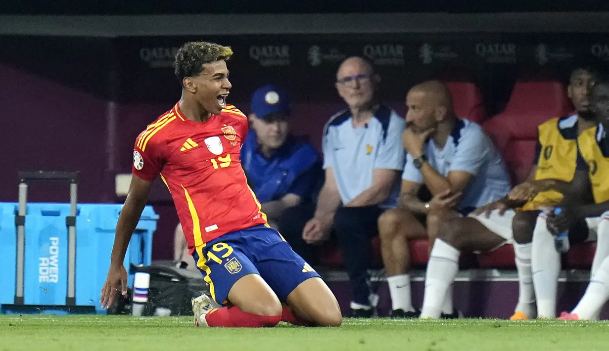 Sayap kanan Timnas Spanyol, Lamine Yamal baru saja mematahkan rekor Johan Vonlathen yang telah bertahan selama 20 tahun sebagai pencetak gol termuda di ajang Euro. Golnya ke gawang Prancis pada babak semifinal Euro 2024 yang berkesudahan 2-1 untuk Spanyol dicetaknya dalam usia 16 tahun 362 hari. Euro 2024 di Jerman menjadi ajang debut Lamine Yamal di turnamen mayor antar-negara. (AP Photo/Hassan Ammar)
