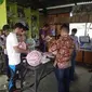 Sejak berdiri setahun yang lalu, studio workshop Basocraft tak hanya dibanjiri warga Makassar, tapi juga para imigran.