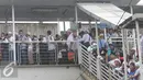 Antrean peserta aksi 212 saat melewati penyeberangan orang (JPO) di kawasan Pasar Baru, Jakarta, Jumat (2/12). Peserta aksi pulang dengan tertib usai melaksanakan Salat Jumat. (Liputan6.com/Helmi Afandi)