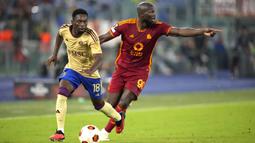 Pemain AS Roma, Romelu Lukaku (kanan) membayangi pemain Servette, Bradley Mazikou pada laga Grup G Liga Europa 2023/2024 di Olympic Stadium, Roma, Italia, Jumat (6/10/2023) dini hari WIB. Lukaku mencetak gol pada menit ke-21 setelah menerima umpan dari Mehmet Zeki Celik dari sisi kanan arah serang skuad Giallorossi. (AP Photo/Alessandra Tarantino)