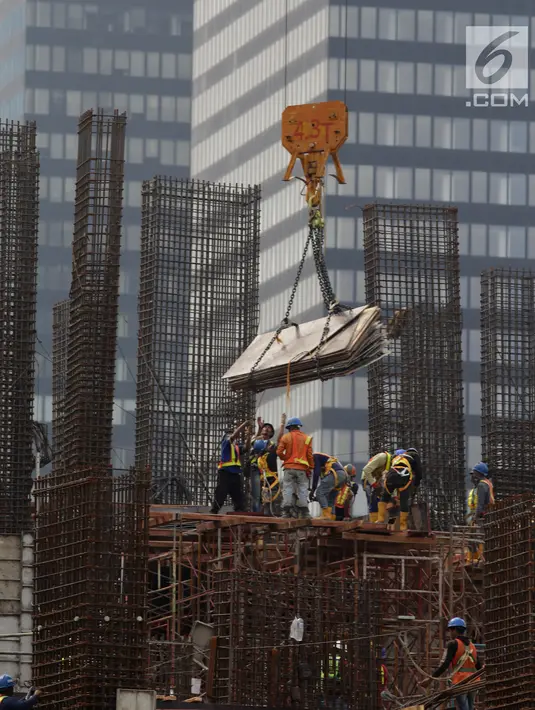 Pekerja tengah mengerjakan proyek pembangunan gedung bertingkat di Jakarta, Sabtu (15/12). Kebijakan moneter yang cenderung ketat sepanjang tahun 2018 diprediksi berdampak pada perekonomian. (Liputan6.com/Angga Yuniar)