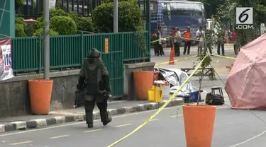 Sebuah benda mencurigakan tergeletak di trotoar Jalan Margonda, tepatnya di depan ITC Depok. Akibatnya, petugas mensterilkan ruas Jalan Margonda Raya, depan Kantor Wali Kota Depok