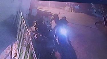 Rekaman CCTV peristiwa begal motor yang dialami ibu hamil di Jalan Raya Kapitan, Kecamatan Tapos, Kota Depok.