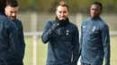 Gelandang Tottenham Hotspur, Christian Eriksen tersenyum saat sesi latihan di Pusat Pelatihan Enfield, London utara (12/2). Tottenham akan bertanding melawan Borrusia Dortmund pada 16 besar Liga Champions di stadion Wambley. (AFP Photo/Glyn Kirk)