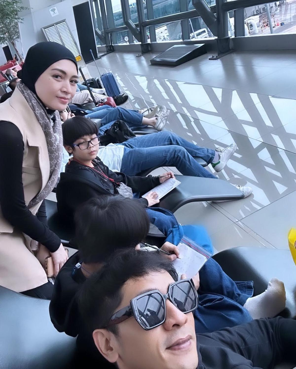 Adi Nugroho dan Donita Bagikan Potret Kedua Anaknya Tetap Mengerjakan Tugas meski Tengah Liburan