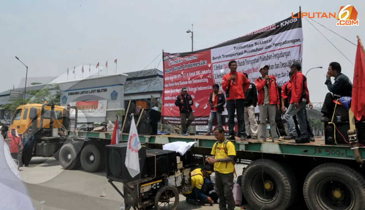 Para buruh mengancam akan terus berunjuk rasa hingga 4 November 2013 mendatang