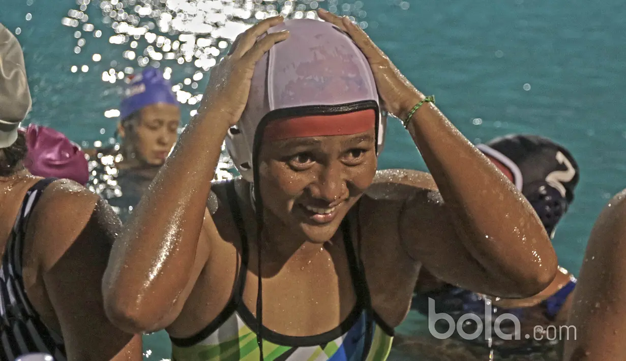 Seorang atlet Polo Air Putri mengenakan topi sebagai pemain yang dipilih untuk berlatih terlebih dahulu pada sesi latihan seleksi Pelatnas Sea Games 2017 di Kolam Renang Simprug, Jakarta, Kamis (19/1/2017).  (Bola.com/Nicklas Hanoatubun)