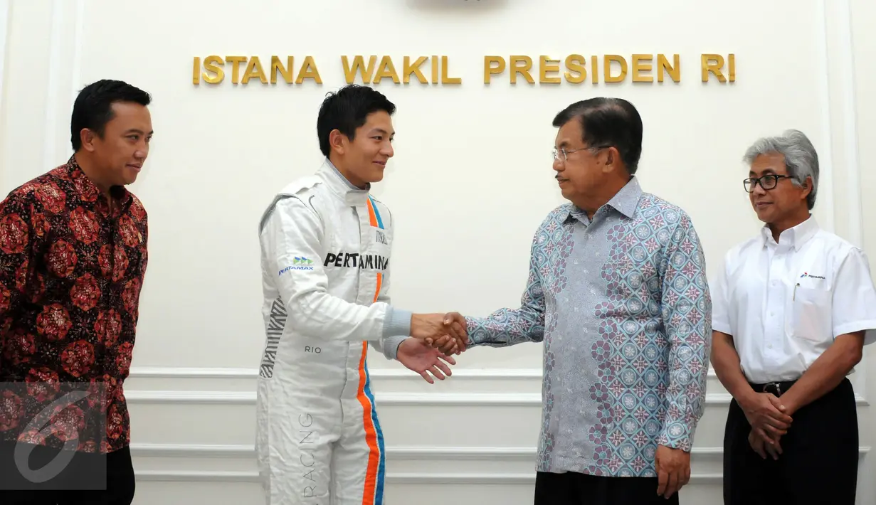 Pembalap Indonesia, Rio Haryanto (kedua kiri) saat menemui Wakil Presiden Jusuf Kalla di Istana Wapres, Jakarta, Senin (14/3/2016). Kedatangan Rio untuk meminta restu jelang laga perdana Formula 1, 20 Maret mendatang. (Liputan6.com/Helmi Fithriansyah) 