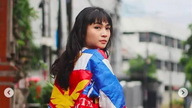Super Kreatif, Seniman Ini Ubah Bendera Bekas Kampanye Jadi Jaket Kece