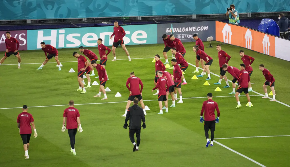 Para pemain Turki mengikuti sesi latihan jelang melawan Italia pada pertandingan sepak bola grup A Euro 2020 di Olympic Stadium, Roma, Italia, Kamis (10/6/2021). Turki akan melawan Italia pada 11 Juni 2021 waktu setempat. (AP Photo/Andrew Medichini, Pool)