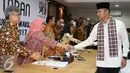 KPUD DKI Jakarta menerima kedatangan Agus Harimurti Yudhoyono, Jakarta, Jumat (23/9). Agus bersama Sylviana Murni umendaftarkan diri sebagai Cagub dan cawagub DKI Jakarta 2017. (Liputan6.com/Immanuel Antonius)