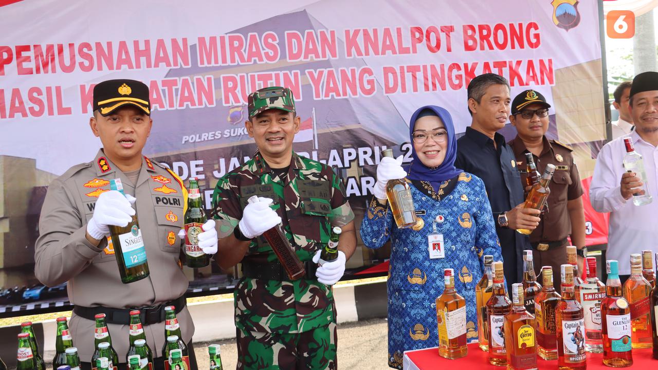 Puluhan Botol Ciu dan Minuman Keras Bermerek Dimusnahkan di Halaman Mapolda Sukoharjo