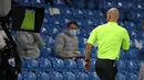 Wasit Anthony Taylor memeriksa VAR yang memutuskan memberi kartu merah kepada gelandang Arsenal, Nicolas Pepe, dalam laga lanjutan Liga Inggris pekan ke-9 di Elland Road Stadium, Leeds, Minggu (22/11/2020). Arsenal bermain imbang 0-0 dengan Leeds United (AFP/Molly Darlington/Pool)