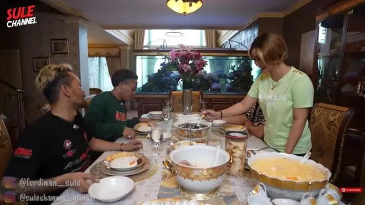 Potret Dapur Inul Bikin Takjub, Full Emas, Chandelier, dan Punya Chef Pribadi