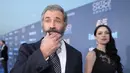 Aktor kawakan Mel Gibson ditemani pacar mudanya, Rosalind Ross menghadiri Critic's Choice Awards 2016 di California, Minggu (11/12). Di acara itu Mel berhasil memenangkan piala Best Action Film dalam film HACKSAW RIDGE. (Christopher Polk/Getty Images/AFP)