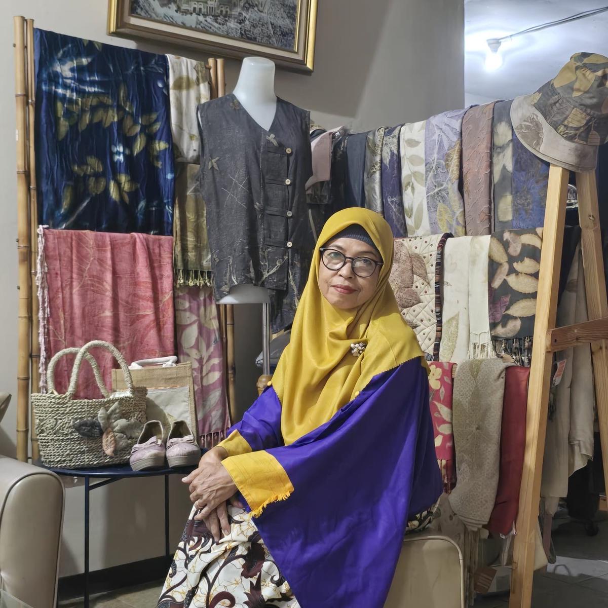 Qaniacraft Ecoprint, usaha milik Aminah Tri Astuti  yang mengusung konsep sustainable fashion semakin sukses berkat binaan BRI