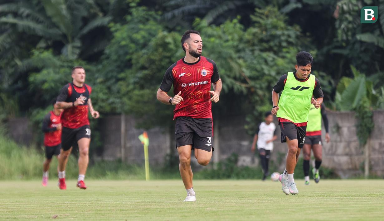 Jordi Amat pada saat sesi latihan Persija Jakarta yang bertempat di Persija Training Ground, Bojongsari, Rabu (5/11/2025).