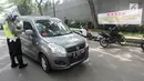 Anggota Satlantas Polres Tangerang Selatan memeriksa kelengkapan surat saat razia pajak kendaraan di Jalan BSD, Tangerang Selatan, Kamis (24/1). Razia ini untuk mendisiplinkan pengendara terhadap pembayaran pajak kendaran. (Merdeka.com/Arie Basuki)