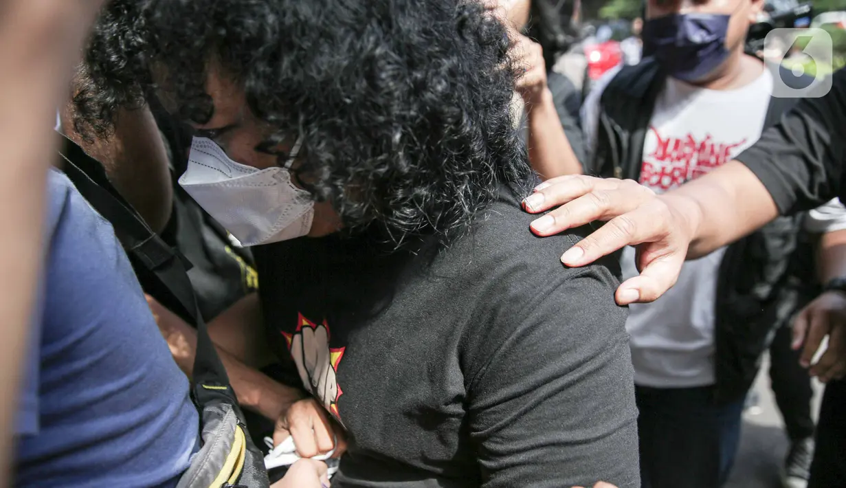 Komedian Marshel Widianto menuju ruang pemeriksaan setibanya di Polda Metro Jaya, Jakarta, Kamis (7/4/2022). Marshel Widianto menjalani pemeriksaan sebagai saksi terkait pembelian puluhan konten pornografi Gusti Ayu Dewanti alias Dea OnlyFans. (Liputan6.com/Faizal Fanani)