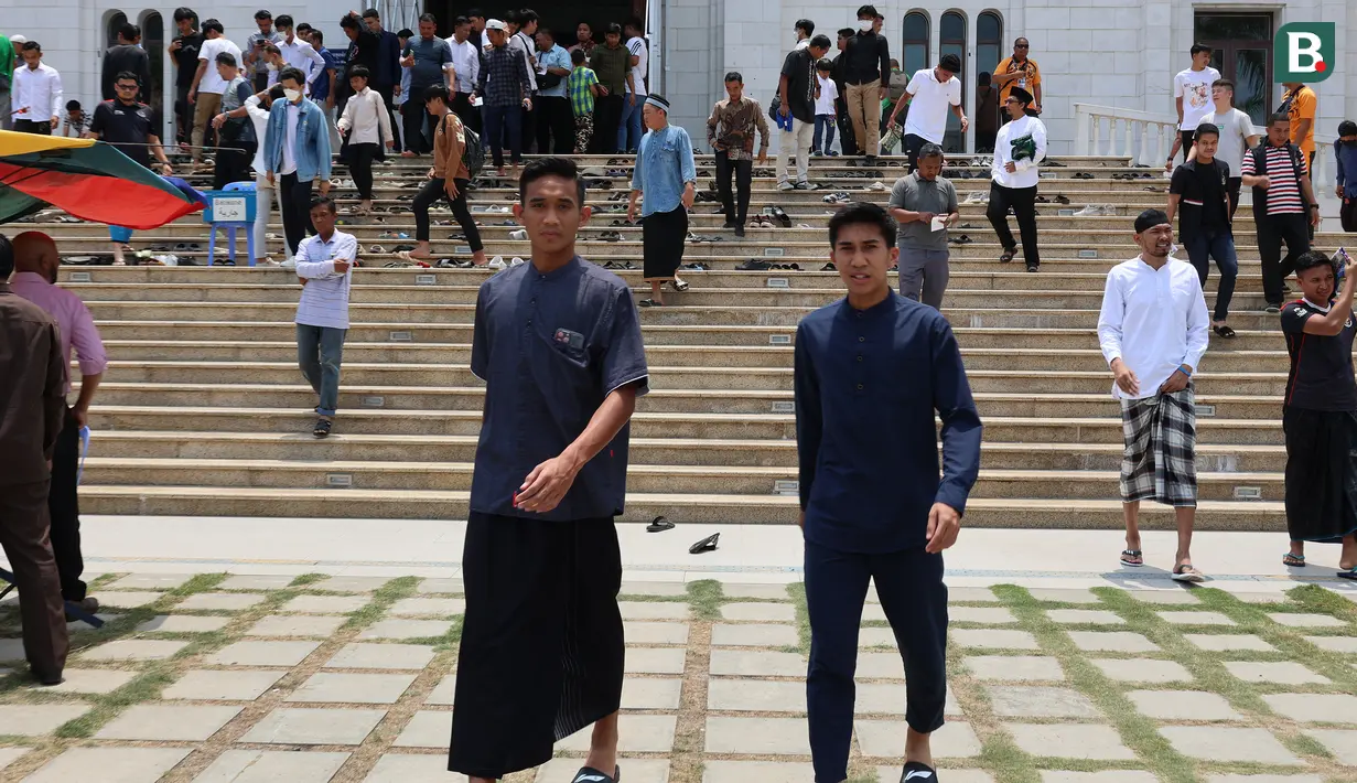 Dua pemain Timnas Indonesia U-22, Rizky Ridho Ramadhani (kiri) dan Muhammad Taufany berjalan meninggalkan Masjid Al Serkal, Phnom Penh, Kamboja, Jumat (5/5/2023) usai melaksanakan ibadah Salat Jumat di sela-sela SEA Games 2023 Kamboja. (Bola.com/Abdul Aziz)