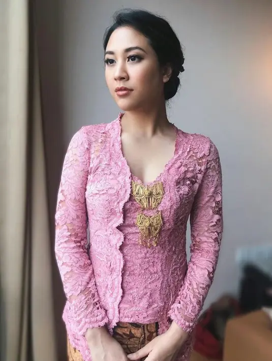 Pesona anggun Sherina Sinna kenakan kebaya warna soft pink dengan bawahan rok jarit serta bros warna keemasan. (FOTO: Instagram/sherinasinna).