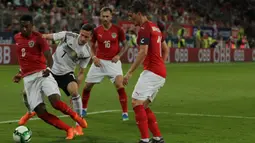 Gelandang Jerman, Julian Draxler, berusaha merebut bola dari para pemain Austria pada laga persahabatan di Stadion Woerthersee, Klagenfurt, Sabtu (2/6/2018). Austria menang 2-1 atas Jerman. (Bola.com/Reza Khomaini)