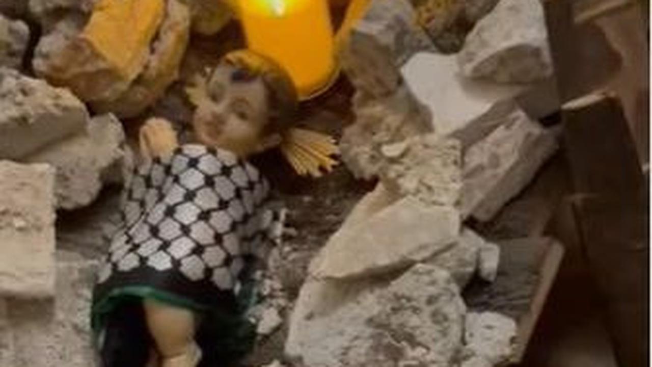 "Di Gaza saat ini, Tuhan berada di bawah reruntuhan. Dia ada di ruang operasi. Jika Kristus dilahirkan hari ini, Ia akan dilahirkan di bawah reruntuhan," tambah keterangan unggahan.<br>