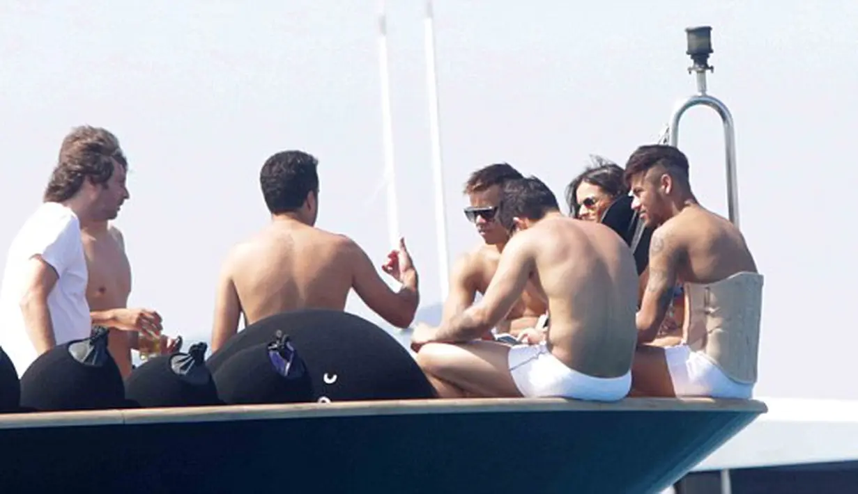 Neymar tampak mengenakan alat pemulih tulang punggungnya saat liburan bersama kekasih dan kawan-kawannya (Dailymail)
