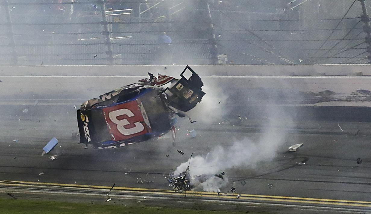 Mobilnya hancur berkeping-keping. Beruntung Austin Dillon selamat. (AP Photo)
