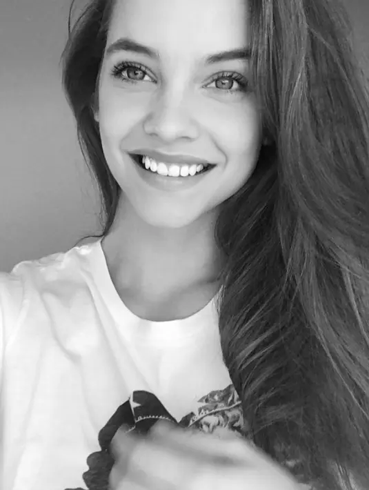 Tak lama sesudah putus dari Selena Gomez, Justin Bieber digosipkan dengan Barbara Palvin. Namun Barbara pun menjelaskan mereka hanya bersahabat. (instagram/realbarbarapalvin)