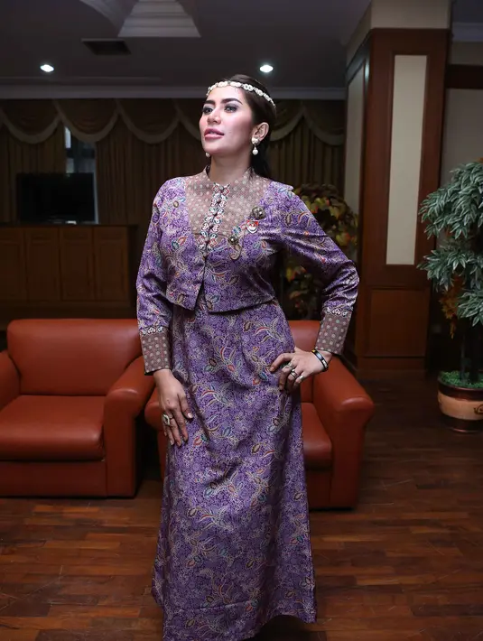 “Kalau dilihat kenapa sih kayak gitu, pertama gaya dan mau menghalalkan segala cara. Kedua enggak mampu secara perekonomian, dan ketiga pergaulan," jelas Cinta Penelope. (Nurwahyunan/Bintang.com)