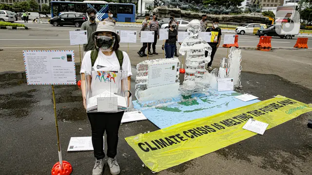Greenpeace Lakukan Aksi Penyerahan Kartu Pos Kepada Presiden Jokowi