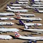 Pesawat tua milik British Airways Boeing 747-400s dan FedEx yang terparkir di gurun Victorville, California. Foto di ambil pada 13 Maret 2015. Industri penerbangan lebih memilih pesawat kecil dengan biaya lebih kecil. (REUTERS/Lucy Nicholson)