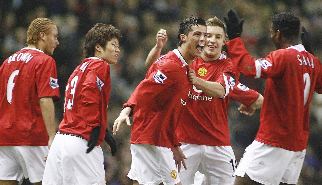 Gelandang Manchester United, Cristiano Ronaldo bersama rekan-rekannya merayakan gol ke gawang Fulham pada laga Premier League di Stadion Old Trafford, Manchester, Sabtu (4/2/2006). (AFP/Simon Bellis)