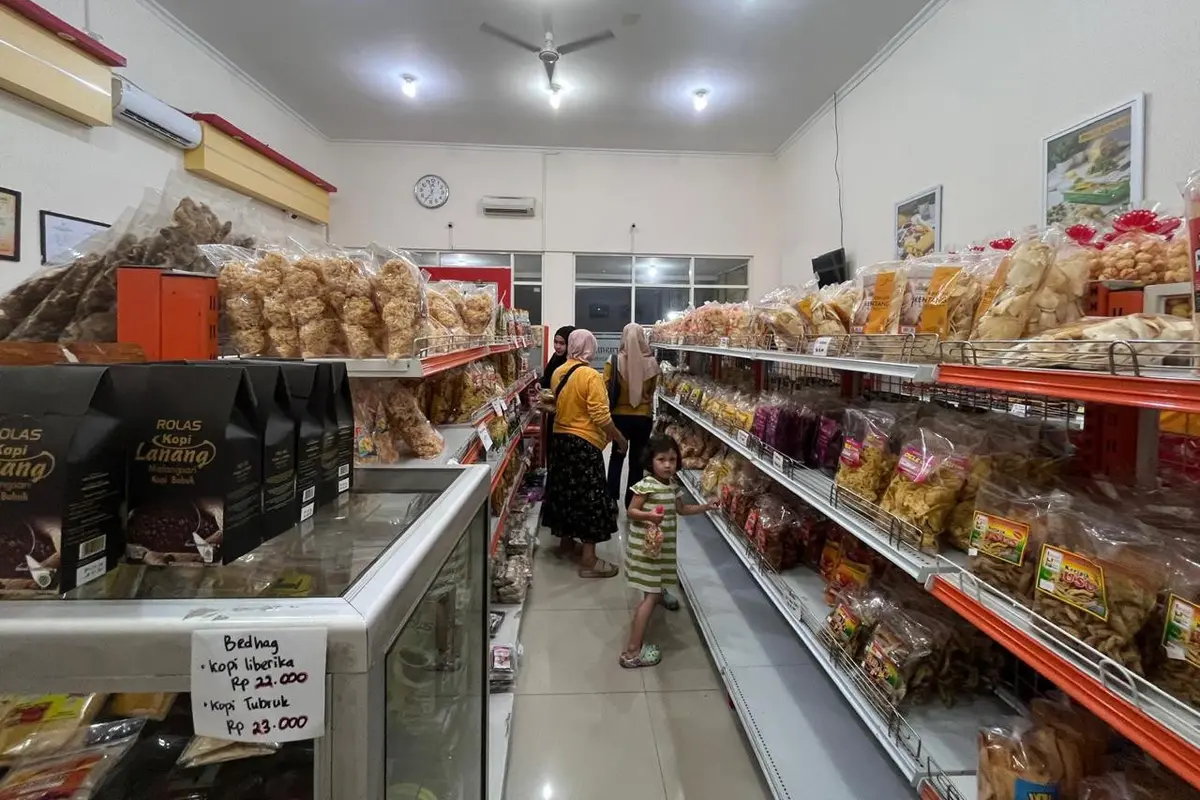 Toko oleh-oleh Aneka Sari Rasa tidak pernah sepi pengunjung.