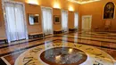 Suasana sebuah ruangan apartemen pribadi Paus Francis yang sekarang terbuka untuk wisatawan umum, Roma, Italia (21/10). Sejak tanggal 22 Oktober apartemen di kediaman Castel Gandolfo dibuka untuk umum. (AFP/Alberto Pizzoli)