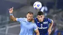 Pemain Lazio, Stefan Radu, berebut bola dengan pemain Atalanta, Ruslan Malinovskiy, pada laga Liga Italia di Stadion Olimpico, Roma, Rabu (30/9/2020). Atalanta menang dengan skor 4-1. (Alfredo Falcone/LaPresse via AP)