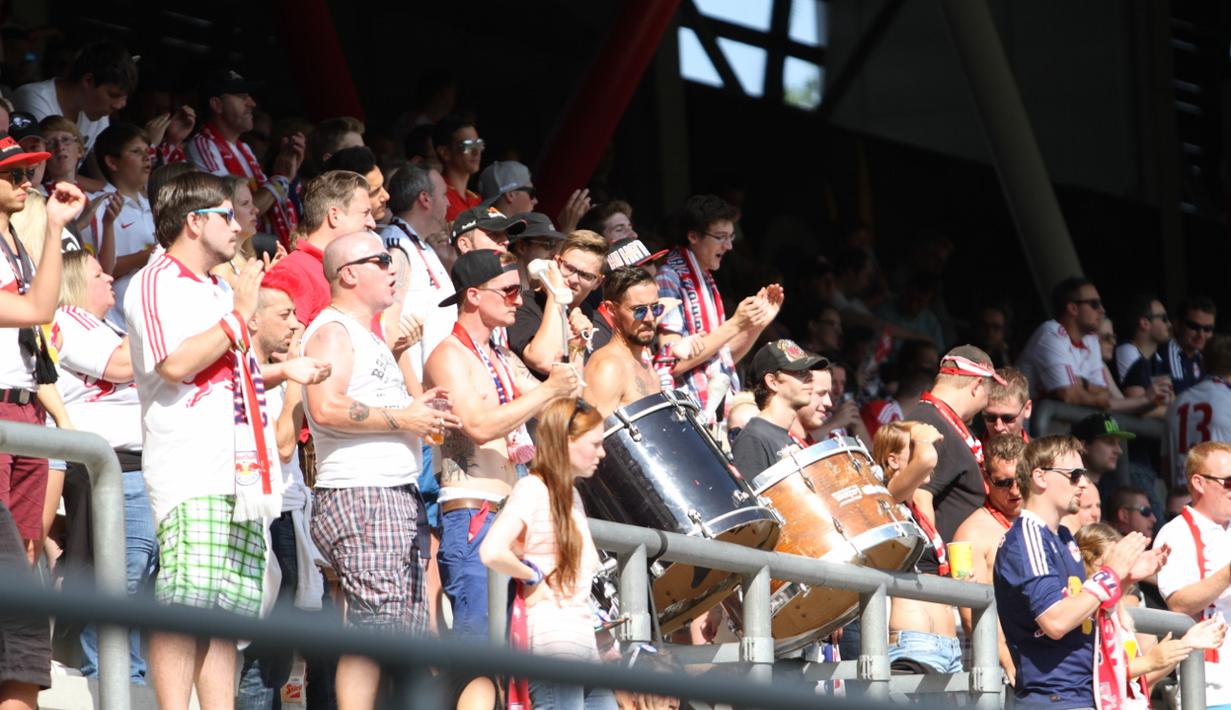 Para suporter RB Salzburg meramaikan suasana stadion dengan menabuh drum sepanjang laga. (Bola.com/Reza Khomaini)
