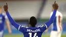 Striker Leicester City, Kelechi Iheanacho melakukan selebrasi usai mencetak gol kedua timnya ke gawang Crystal Palace dalam laga lanjutan Liga Inggris 2020/2021 pekan ke-33 di King Power Stadium, Leicester, Senin (26/4/2021). Leicester menang 2-1 atas Crystal Palace. (AP/Andrew Boyers/Pool)
