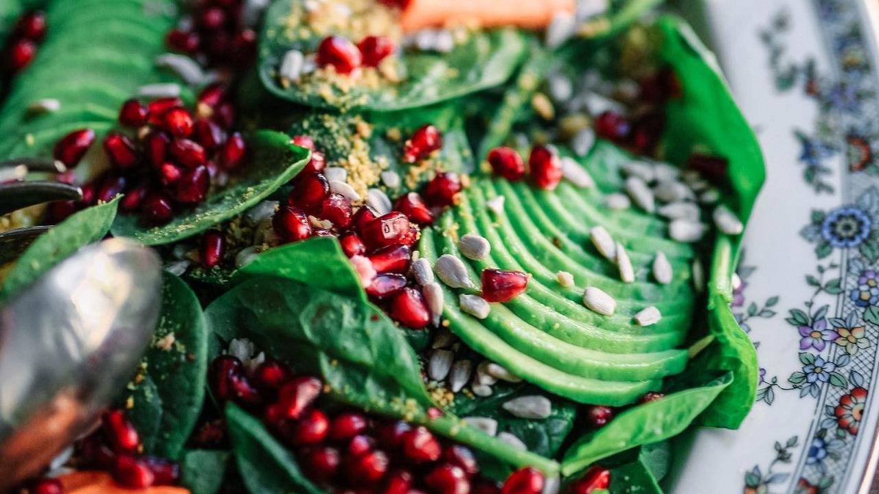 Makanan untuk diet identik dengan makanan yang hambar, tanpa bumbu, dan tanpa rasa yang kuat. Namun, diet tak berarti Anda harus menyiksa diri untuk menikmati makanan yang tak mengundang selera. Sebaliknya, Anda bisa memodifikasi ragam bahan makanan sehat