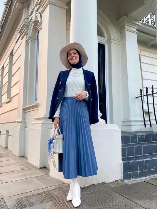 Jangan ragu untuk bereksplorasi pada warna saat menggunakan rok plisket. Warna biru dan putih memberikan kesegaran nyata pada penampilan. (Foto: Instagram/ Salma.Masrour)