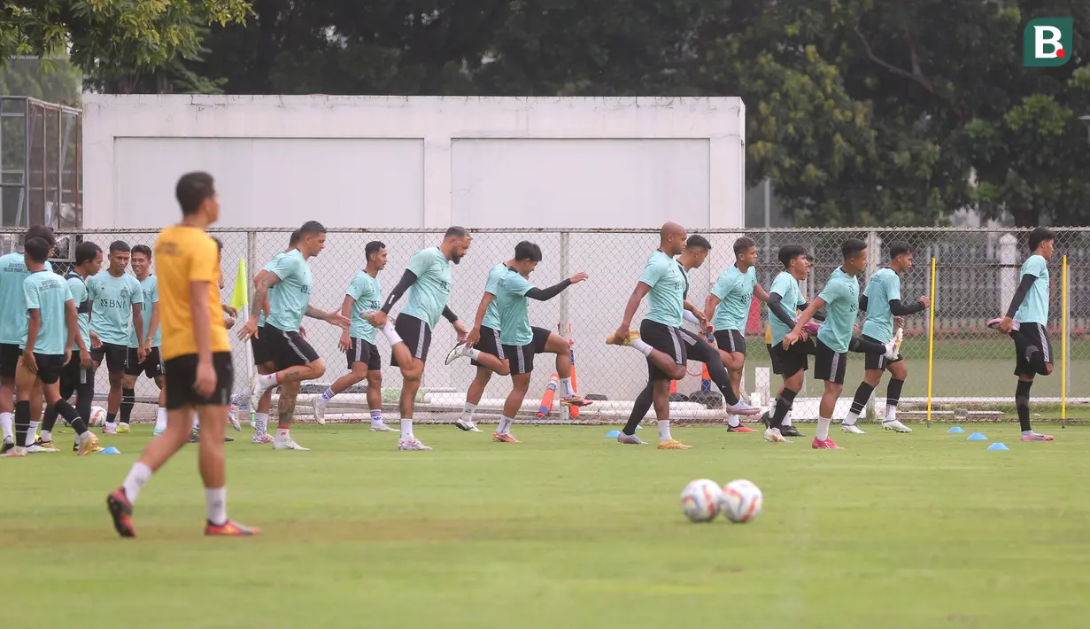 Pemain Bhayangkara FC saat sesi latihan di Lapangan B Senayan, Jakarta, Kamis (4/1/2023). (Bola.com/M Iqbal Ichsan)