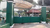 Pintu gerbang belakang gedung DPR yang dirusak saat demo mahasiswa diperbaiki, Rabu (25/9/2019) pagi. (Liputan6.com/Fachrur Rozie)