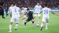 Pemain Persija Jakarta, Eksel Runtukahu, berusaha melewati pemain PSIM Yogyakarta dalam laga pekan ke-14 BRI Super League 2025/2026 di Stadion Utama Gelora Bung Karno, Jakarta, Jumat (28/11/2025). (Bola.com/M Iqbal Ichsan)