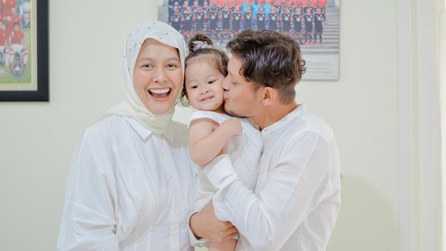 Syamsir Alam dan Bunga Jelitha melaksanakan akikah secara sederhana.